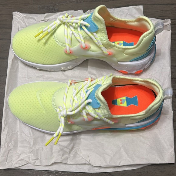 Nike React Presto Barely Volt - Picture 2 of 12